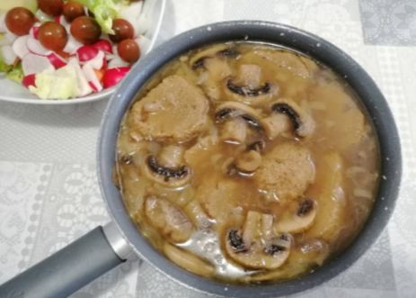 Seitán estofado con champiñones y tomillo vegano